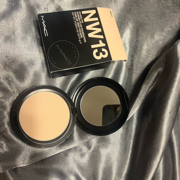 Mac Cosmetics Studio Fix Powder Plus Foundation NW13. Full size - Picture 8 of 10
